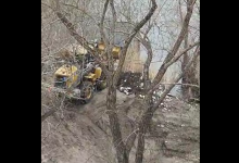 Павлодарцы сняли на видео, как неизвестные выбрасывают строительный мусор в Иртыш