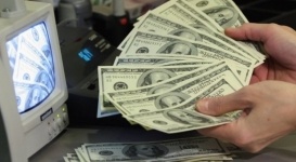 Казахстанцы сдают доллары обратно в обменники - экономист