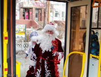 Дед Мороз со Снегурочкой поздравил пассажиров трамвая
