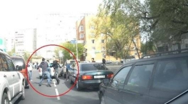 Драку водителей на проезжей части сняли на видео в Павлодаре