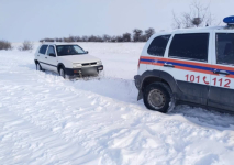 Автомобиль попал в снежный плен в Павлодарской области