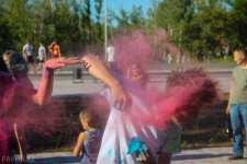 В Павлодаре День молодежи отметили фестивалем красок