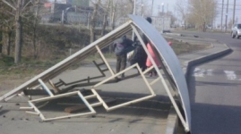 Нетрезвый водитель снес "остановку" в Павлодаре