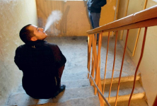 Павлодарские полицейские напомнили о том, что курить в подъезде нельзя