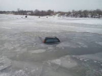 Автомобиль с рыбаком едва не ушел под лед в Экибастузе