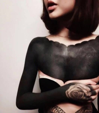 Жительница Сингапура покрыла тело сплошной черной татуировкой (фото)