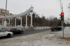 Павлодарские полицейские разъяснили, как правильно проезжать светофор возле площади госсимволов