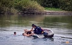 В Павлодаре спасли двух мужчин, которые плавали в запрещенном для купания месте
