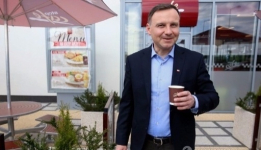 Новый президент Польши после победы на выборах раздавал кофе у метро