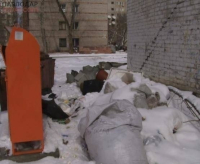 Кучи мусора в павлодарских дворах прокомментировали чиновники и монополист