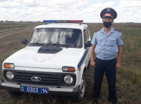 В Павлодарской области полицейский приютил застрявшего в степи мужчину