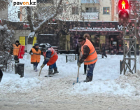 Павлодарские коммунальщики пытаются справиться с последствиями обильного снегопада