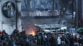 Беспорядки в Киеве: Новые группы демонстрантов вступили в стычку с военными