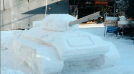 Стреляющий танк вылепил из снега павлодарец