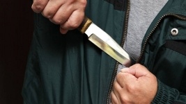 Полицейский 4 раза ударивший ножом сельчанина отделался штрафом в Павлодаре