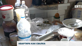 Жильцы дома в Павлодаре страдают от соседки, чья квартира полностью завалена мусором