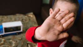 В управлении образования Павлодарской области напомнили телефоны, по которым можно сообщать о жестоком обращении с детьми