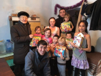 Волонтеры Beeline Казахстан поздравили с Новым годом детей   из малоимущих семей