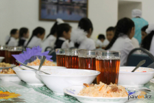 Булат Бакауов рассказал об источниках финансирования бесплатных обедов в школах Павлодарской области