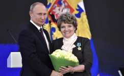 Владимир Путин наградил жительницу Павлодара орденом Дружбы