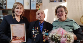 С юбилеем поздравили соцработники почетного гражданина Павлодара Михаила Пульгу