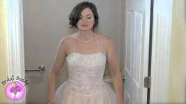 Американка изобрела юбку для посещения туалета в свадебном платье (видео)