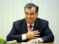 Таджикам разрешили смотреть на поющего президента