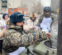 Павлодарских коммунальщиков угостили горячим чаем и накормили