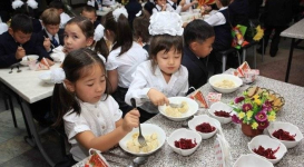 Бесплатное питание в школах отменили в Казахстане