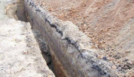 Павлодарские спасатели извлекли из-под земли рабочего, которого засыпало грунтом