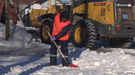 Более 250 рабочих занимаются уборкой снега в Павлодаре