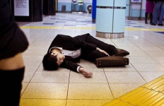 Тысячи японцев умирают от переутомления на работе