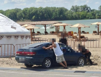 Павлодарец на автомобиле заехал на городской пляж