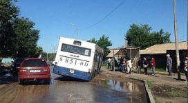 В Павлодаре автобус провалился в яму на остановке