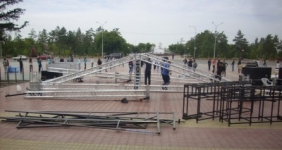 На центральной площади Павлодара идет подготовка к Дню Конституции РК