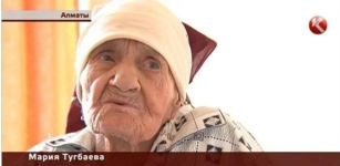 В Алматы 90-летняя старушка при живых родственниках живет на улице и просит милостыню