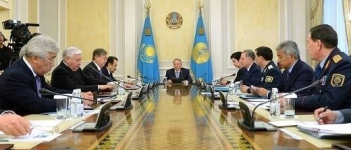 Назарбаев поручил защитить казахстанцев от вируса Эбола