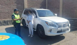 Автоледи на внедорожнике наказали за парковку на "зебре"