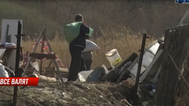 Мужчина превратил место для отдыха в мусорный полигон на берегу Иртыша