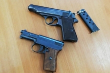 Павлодарец сдал в полицию германские пистолеты прошлого века