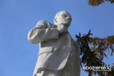 Павлодарские коммунисты просят власти сохранить памятник Ленину