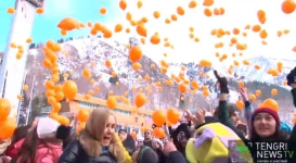 5 тысяч шаров запустили в небо влюбленные пары после массового катания на "Медеу"