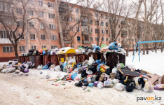 Стало известно, почему в Павлодаре не вывозят мусор из контейнеров
