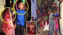 Рыдающих пятилетних индианок массово выдали замуж