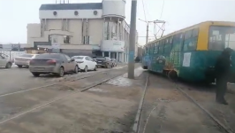 Трамвай сошел с рельсов в центре Павлодара