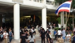 Демонстранты в Бангкоке захватили Минфин и прорвались в здание МИД