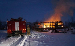 В Павлодарской области на пожаре пострадало два человека и сгорели две машины