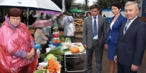 Аким города Аксу выяснил цены в социальных торговых точках