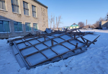 В селе Павлодарской области сильный ветер снес кровлю школьного спортзала