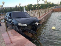 В Павлодаре автомобиль протаранил ограждение уличного фонтана